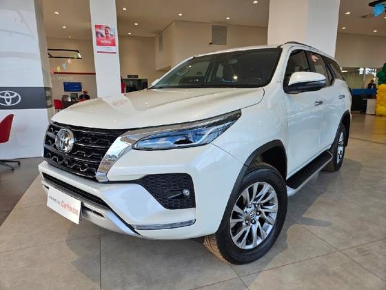 TOYOTA HILUX SW4 2.8 D-4D TURBO DIESEL SRX 4X4 AUTOMÁTICO TOYOTA HILUX SW4 2.8 D-4D TURBO DIESEL SRX 4X4 AUTOMÁTICO